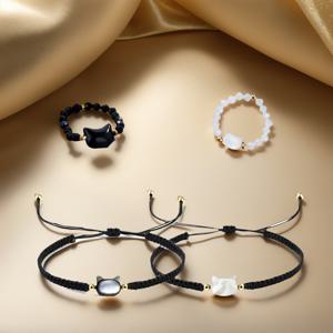 TEMU 고양이 테마 비즈 반지 4개 세트와 빈티지하고 귀여운 조절 가능한 디자인의 직조 팔찌. 이 탄성 있는 블랙 비즈 반지는 고양이 장식이 포함되어 있으며 할로윈과 크리스마스에 완벽한 선물입니다. 남녀공용이며 다용도로 사용할 수 있습니다.