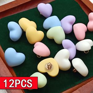 TEMU 마카롱 색상 귀여운 만화 하트 단추 20개/12개, 톨 샹크 조합 피치 하트 수지 단추, 새로운 화려한 혼합 정교한 중간 크기 단추, 스웨터, 드레스, 수제 DIY 예술품, 공예품 및 재봉 용품에 적합, 1.8cm