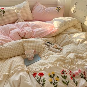 TEMU 밀크 커피 체크 + 컬러풀 플로럴 패턴, 귀여운 스타일, 워싱 마감, 부드럽고 피부 친화적인 3피스 이불 커버 세트 (이불 커버 1개 + 베개커버 2개). 통기성 좋은 부드러운 합성 섬유, 사계절 사용 가능. 이불 및 베개솜 미포함
