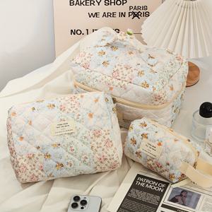 TEMU 3개 메이크업 가방 세트. 플로럴 패치워크 디자인으로 넉넉하고 휴대하기 편리하여 화장품을 보관할 수 있습니다. 학생, 통근자, 여행자, 일상 사용에 필수적이며 트렌디한 INS 스타일을 반영했습니다. 립스틱, 아이섀도우 팔레트, 메이크업 리무버를 보관할 수 있습니다.