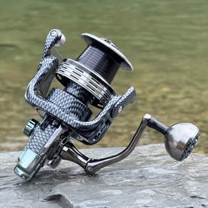 TEMU 뱀무늬 카본 파이버 디자인의 낚시 릴입니다. 5000/7000/8000 사이즈로 제공됩니다. 가벼운 알루미늄 풋, 기울어진 긴 거리 라인 컵, 메탈 핸들이 특징이며 다용도 긴 거리 캐스팅 릴입니다.