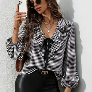 TEMU 블랙 앤 화이트 체크 무늬 레이어드 러플 칼라 셔츠, 캐주얼 및 출퇴근복으로 디자인, 루즈핏의 V넥 및 긴소매 특징