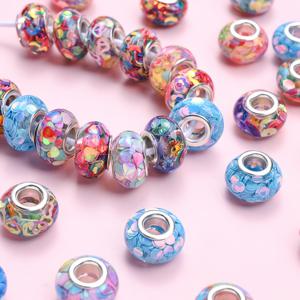 TEMU 공예 주얼리 제작을 위한 대형 구멍 아크릴 비즈 20개 세트입니다. 하트, 원, 별, 꽃, 반짝이는 스팽글 등 다양한 디자인으로 구성되어 있으며, 참, 팔찌, 목걸이, 귀걸이 및 기타 장식품 제작에 적합합니다.