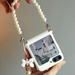 TEMU 휴대폰 케이스 - 삼성 접이식 케이스와 호환, 화이트 펄 팔찌 케이스는 Galaxy Z Flip 6용으로 디자인되었으며 힌지 보호 기능을 제공합니다. Z Flip 5, Z Flip 4, Z Flip 3에도 적합합니다.