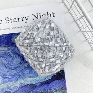 TEMU 100G 회색-실버 혼합 털실, 기계 뜨개질, 손뜨개질 및 코바늘 뜨개질에 적합합니다. 이 특별한 회색-실버 반짝이는 털실은 수제 코바늘 가방, 모자, 스카프, 스웨터, 장식적인 추가 요소 및 손뜨개 공예에 완벽합니다.