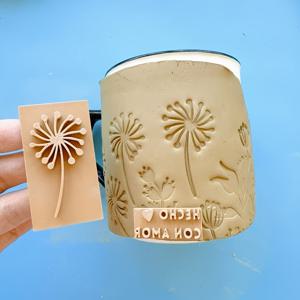 TEMU 2개 세트 민들레 클레이 스탬프, DIY 공예용 클레이 엠보싱 도구, 3D 프린팅 클레이 스탬프, 투명한 질감으로 세라믹 머그, 폴리머 클레이, 귀걸이 몰드 장식에 이상적. 수제 스탬프 세트로 세라믹 작품에 따뜻하고 개성 있는 터치를 더하세요