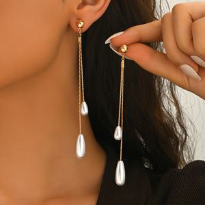 TEMU 여성을 위한 가을/겨울용 패셔너블 귀걸이 한 쌍. 이중 레이어 물방울 디자인과 인조 진주 태슬이 특징입니다. 금속 및 모조 진주 재질로 제작되었습니다.