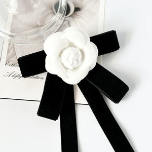 TEMU 여성용 패브릭 꽃 브로치, 리본, 장미 넥타이, 그리고 작은 벨벳 향수 핀으로 꾸며진 셔츠. 블랙 의류에 추가하는 데 적합한 다용도 칼리지 스타일 브로치이며 셔츠 또는 스웨터에 데일리룩으로 입기에도 좋습니다.