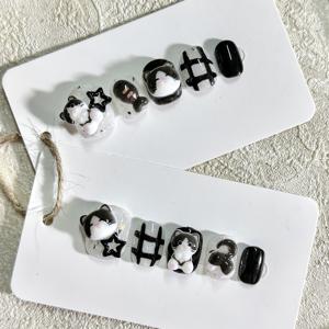 TEMU 모든 손가락을 위한 짧은 수제 네일 세트입니다. 블랙 앤 화이트의 반짝이는 베이스에 귀여운 검은 고양이와 물고기가 함께 어우러져, 일상적인 착용, 축제 행사 및 파티에 적합한 달콤하고 사랑스러운 선택입니다.