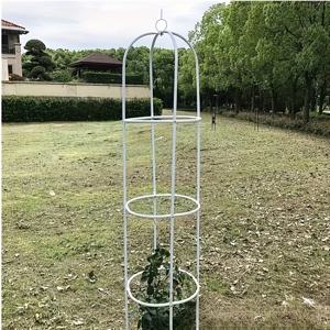 TEMU 블랙과 화이트 컬러의 삼단 등반식물 트렐리스. 토마토, 오이, 장미를 위한 야외용 단조철 식물 지지대. 오이, 토마토, 장미 및 등반식물에 적합. 견고한 원통형 지지대와 장식용 상단이 특징, 홈 및 야외 정원에 이상적. 정원 식물 지지대, 장식용 정원 액세서리, 날씨에 강한 구조