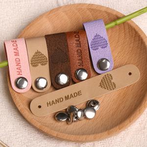 TEMU 하트 모양 수제 태그 20개 세트 (네일 포함), 스카프, 스웨터, 모자, 코트, 인형, 쿠션, 장신구 등 코바늘 뜨개질 및 뜨개질 프로젝트에 적합. 이 코바늘 태그는 인조 가죽으로 제작되었으며 수제 공예에 이상적입니다.