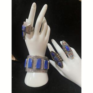 TEMU 1개 리얼리스틱 핸드 모델 소품 - 링 & 팔찌 슬롯 포함, 보석 디스플레이용, 사진 촬영, 의상 파티 - 내구성 있는 플라스틱 구조, 조립 불필요, 반지, 팔찌, 시계 호환, 부티크, 살롱, 극장, 홈 데코, 비전기 장식, 보석 전시대, 세련된 디자인, 매끄러운 마감, 블랙 & 화이트 레진 핸드, 보석 타워