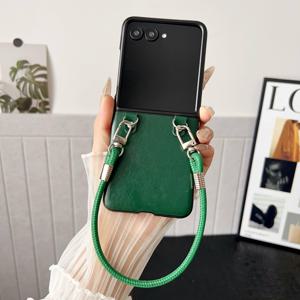 TEMU 휴대폰 케이스 - 고급스럽고 미니멀한 디자인의 유광 가죽 텍스처와 짧은 손잡이가 특징인 휴대폰 케이스. 낙하 방지 완벽 보호를 위해 설계되었으며, 삼성 갤럭시 Z Flip3, Z Flip4, Z Flip5, Z Flip6, Z Flip7, Z Flip7Fe에 적합합니다.