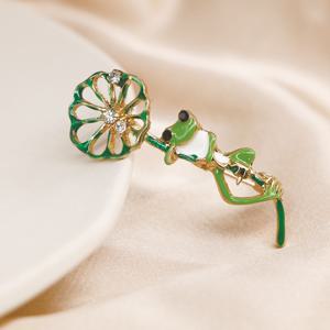 TEMU 빈티지 에나멜 그린 개구리 연잎 라인스톤 브로치, 여성용 패셔너블 럭셔리 주얼리, 우아하고 독특한 동물 모양 브로치, 캐주얼 행사에 적합, 중성 의류 액세서리, 중성 패션 액세서리, 의상용 브로치, 에나멜 주얼리, 여성 패션 주얼리, 우아한 주얼리, 레트로 동물 브로치, 디테일한 금속 공예, 라인스톤 디테일링, 패션 포워드 여성, 주얼리 컬렉션
