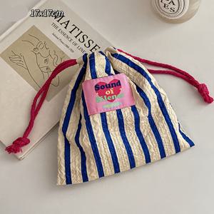 TEMU 1개 하트 모양 화장품 가방, 귀여운 만화 드로스트링 수납 가방, 휴대용 잡화 메이크업 소형 가방, 여행, 짧은 여행 및 일상 사용에 적합, 파란색과 흰색 디자인, 브러쉬, 립스틱 등 보관 가능