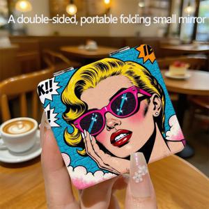 TEMU 블론드 곱슬머리 여성, 핑크 안경과 빨간 립스틱을 입고 있는 팝 아트 디자인의 컴팩트한 양면 접이식 거울. 파란색과 흰색 구름 배경에 'K!!'과 '!' 기호가 있는 제품입니다.