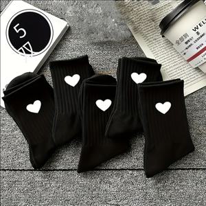 TEMU 여성용 양말 5켤레, 가을/겨울용 보온, 편안하고 부드러우며 통기성 좋고 흡습성 있는 스포츠 및 레저용 심플하고 활용도 높은 흑백 하트 패턴 슬라우치 양말