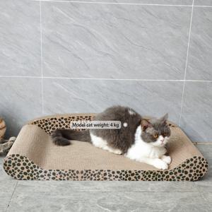 TEMU 초대형 프린트 고양이 스크래처 라운지 - 내구성 있는 골판지, 27.5인치 x 13.8인치, 최대 44파운드 지원 - 수면 및 휴식에 편안함, 실내용 고양이에 이상적, 모델 고양이 무게 4kg