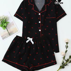 TEMU 여름철 여성용 잠옷 및 라운지웨어에 적합한, 빨간 체리 프린트가 특징인 편안한 투피스 세트. 반팔 칼라 탑과 보우 타이 반바지로 구성되어 있습니다.