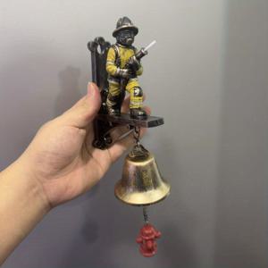TEMU 소방관 구조대원 피규어 및 경보음 장치가 있는 소방관 테마 초인종 - 고강도 수지 구조, 실내/실외 벽걸이형 소방서 장식 - 소방관, 소방서 생일 또는 은퇴 선물용으로 이상적인 선물