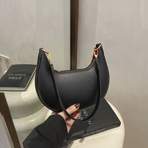 TEMU 여성을 위한 고급 달걀 모양 크로스바디 백. 탈부착 가능한 조절식 숄더 스트랩, 자석 잠금, 골드 톤 하드웨어, 안감이 특징입니다. 캐주얼하고 포멀한 모든 행사에 적합하며, 커피 브라운, 화이트, 레드, 블랙 색상으로 제공됩니다.