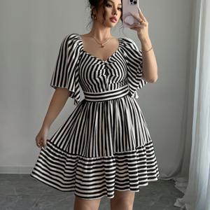 TEMU 매직한 비주얼 스트라이프와 대비되는 색상의 드레스