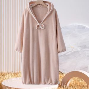 TEMU 귀여운 리본 장식이 돋보이는 가을/겨울용 포근한 긴팔 코랄 플리스 목욕 가운. 부드럽고 흡수성이 뛰어나 누구에게나 완벽하며 선물용으로도 좋습니다.