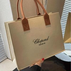 TEMU 쇼파드 GENÈVE 블랙 폰트 로고 패턴 테마 입체 구조형 펠트 크로스백, 독창적인 패치워크 디자인으로 패셔너블함을 높여주며, 직장이든 파티든 돋보임