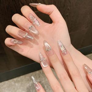 TEMU 새로운 아몬드 모양의 부드러운 누드 핑크 매니큐어는 모든 계절에 적합하며, 누드 핑크와 은색 글리터 스티커의 그라데이션, 반짝이는 진주 요소로 디자인되었습니다. 이 매력적인 네일 아트는 여성들에게 완벽합니다.