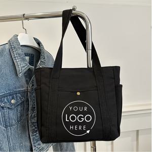 TEMU 남녀 모두에게 적합한 커스터마이징 디자인의 대용량 캔버스 토트백입니다. 두꺼운 캔버스 소재로 제작되었으며, 물병을 보관할 수 있는 앞면 포켓과 양쪽 사이드 포켓이 특징입니다. 편리한 앞면 포켓으로 쉽게 접근할 수 있습니다.