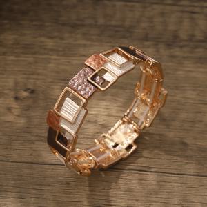 TEMU 사각 기하학 디자인의 아연 합금 팔찌입니다. 탄성 라인 팔찌는 여성용 빈티지 패션 액세서리이며 파티에 완벽합니다.