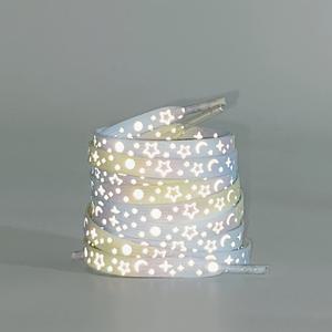 TEMU 별과 달이 있는 트렌디한 반사 신발끈 한 쌍, 남녀 모두에게 적합하며 캔버스화, 농구화, 스니커즈, 플랫, 운동화에 디자인되었습니다. 화이트 및 블랙 색상으로 제공됩니다.