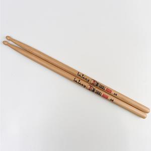 TEMU Bateey 브랜드 미국 월넛 나무 드럼 스틱 1쌍, 해골 다크 스타일. 모델은 5A, 5B, 7A, 2B로 제공됩니다. 이 고품질 드럼 스틱은 재즈, 록 음악 파티를 위해 특별히 디자인되었습니다.