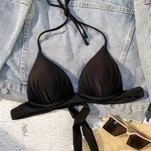 TEMU 홀터 타이, 가슴 셔링 및 하드컵이 특징인 러플 홀터 비키니 수영복 디자인. 섹시하고 업링 효과를 조합하여 해변, 온천 및 기타 레저 시나리오에서 흔히 볼 수 있습니다.