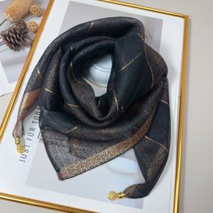 TEMU 우아한 프린트 스퀘어 스카프 - 여성용 가벼운 폴리에스터 목걸이, 캐주얼 또는 프로페셔널 복장에 적합, 스타일, 핑크에 골드 액센트, 다용도 목걸이 | 자석 클립 디자인 | 가벼운 소재