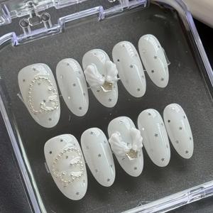 TEMU 10개 숏 아몬드 네일, 핸드메이드 누름식 인조네일 세트, 별, 조개껍질, 라인스톤 장식이 있는 순백색. 체인. 결혼식 하객, 발렌타인데이에 완벽. 인조 손톱. 우아함을 추구하는 & 코켓 미학 애호가에게 이상적