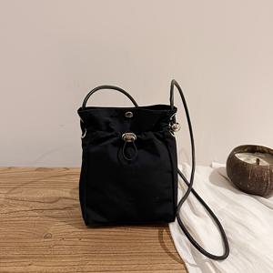 TEMU 여성용 크로스바디 백. 빈티지하고 스타일리시한 디자인, 가벼운 단색 나일론 원단으로 제작되어 미니 휴대폰 파우치 또는 동전 지갑으로 완벽합니다. 조절 가능한 스트랩과 스냅 잠금 장치가 있는 숄더백으로, 직장, 통근에 적합합니다.