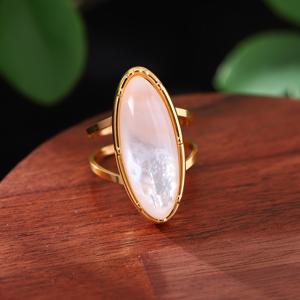 TEMU 프렌치 빈티지 하이엔드 느낌의 골드 & 화이트 타원형 천연 무지개빛 흰색 모더 오브 퍼슬 & 레진 디자인의 인기 스테인리스 스틸 반지. 색상 변색 방지 기능이 있으며, 사이즈 조절이 가능합니다.