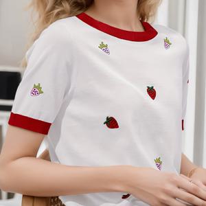 TEMU 유니크한 하이엔드 딸기 자수 루즈핏 다용도 반팔 티셔츠, 대비되는 색상의 청순하고 산뜻한 스타일로 여성용 베이스 탑으로 완벽
