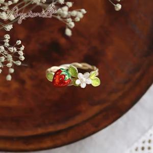TEMU 유니크한 디자인의 핸드메이드 딸기 반지. 고급스럽고 우아함을 선사합니다. 오픈형 반지, 스타일리시하고 미니멀리스트입니다.