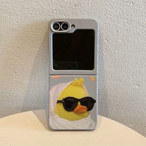 TEMU 휴대폰 케이스 - 노란 오리 디자인, 갈색 및 회색 색상의 TPU 소재로 제작된 휴대폰 케이스. 낙하 방지 완벽 보호 기능, 삼성 갤럭시 Z 플립 6, 5, 4, 3 5G 호환. 투명한 TPU 케이스는 슬림하고 가벼움.