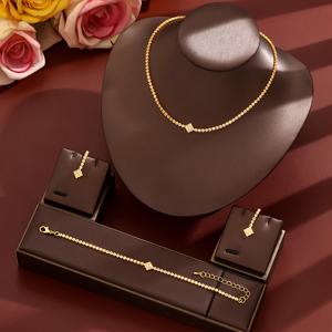 TEMU 여성을 위한 미니멀하고 우아한 주얼리 세트입니다. 목걸이, 귀걸이 한 쌍, 팔찌가 포함되어 있습니다. 반짝이는 라인스톤으로 장식된 세련되고 조용한 디자인은 신부, 신부 들러리, 졸업 파티, 그리고 선물용으로 완벽합니다.