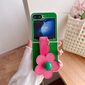 TEMU 휴대폰 케이스 - 창의적인 대비되는 색상의 플로럴 액세서리 손목 밴드 접이식 휴대폰 케이스 (갤럭시 Z Flip 3, Z Flip 4, Z Flip 5, Z Flip 6, Z Flip 7 호환), 고급스럽고 스타일리시하며 고급스러운 충격 방지 폰 커버