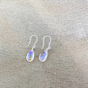 TEMU 투명하고 눈에 띄지 않는 물방울 모양의 패셔너블한 여성 귀걸이. 빛이 돋보이며 귀에 부드러움.