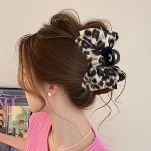 TEMU 1개 축제 분위기 레드 프린트 벨벳 헤어 클립, 여성용 클로 클립 디자인, 고급 파티 헤어 장식으로 완벽. 이 선물용 폴리에스터 클립은 더블 리본이 특징입니다.