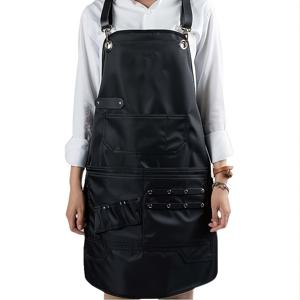 TEMU 세련된 컷팅과 허리 끈 구조로 자유로운 움직임을 가능하게 한 앞치마입니다. 섬세하고 정교한 자수 로고가 특징이며, 밀크티 및 디저트를 판매하는 체인 스토어에 적합합니다. 긴 디자인은 효과적으로 보호합니다.