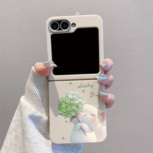 TEMU 그린 럭키 클로버가 있는 귀여운 작은 흰색 고양이, 삼성 갤럭시 Z 플립 6, Z 플립 5, Z 플립 4, Z 플립 3 5G용 풀 커버리지 블랙 앤 화이트 충격 방지 폰 케이스. 삼성 갤럭시용 TPU 접이식 스크린 폰 케이스, 전체 보호, 슬림하고 가벼운 디자인, 충격을 방지하기 위한 혼합된 튼튼한 쉘을 제공합니다.