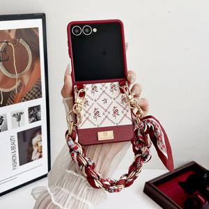 TEMU 럭셔리 패션 플로럴 브레이슬릿 폰 케이스 - 갤럭시 Z 플립 7/6용, 우아한 플로럴 스카프 디자인 휴대용 랜야드 포함, 금속 버클로 안티드롭 보호