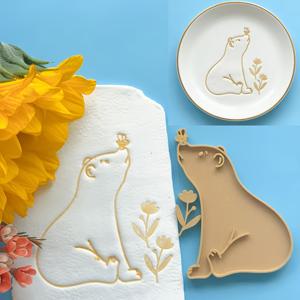 TEMU 2개 대형 8.2Cm 만화 곰돌이 & 미니 꽃 화분 도자기 스탬프 세트, 키스하는 벌 곰돌이 & 꽃 스탬프 몰드, 더 큰 사이즈, 세라믹 접시, 세라믹 코스터, 또는 세라믹 클레이 펜던트 및 기타 공예품에 적합