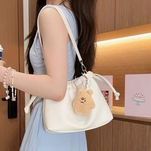 TEMU 하프 슬로프 백은 세련된 소형 겨드랑이 가방으로, 통근에 완벽하며 주름 디자인으로 특징이며 손으로 들거나 크로스바디로 착용할 수 있습니다.